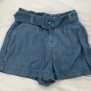 Vineyard Vines super soft chambray shorts with belt. Never Worn!